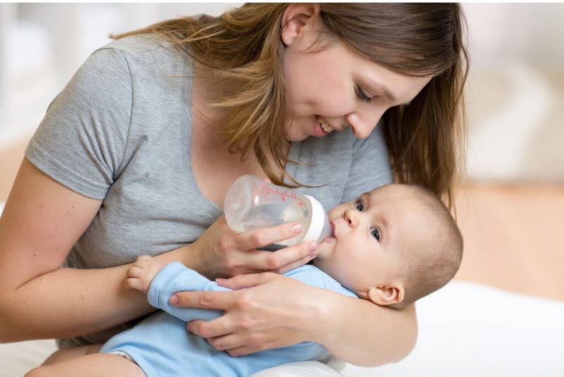 Cho bé uống nhiều nước giúp bé có cơ thể khỏe mạnh.